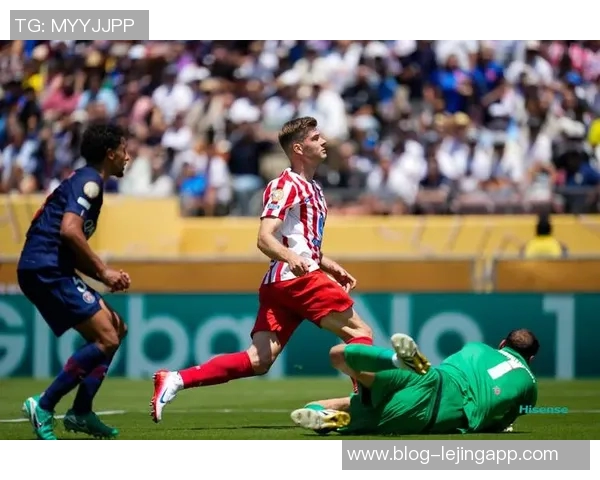 多特球员与教练对漏判点球提出质疑主裁回应拉扯轻微且无效